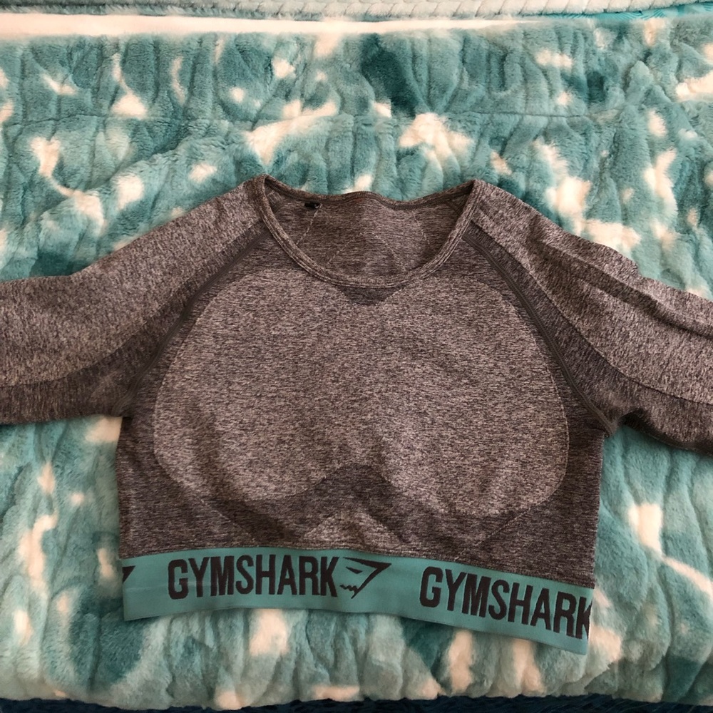 Gym shark crop top. No tag . Medium size . Very comfy